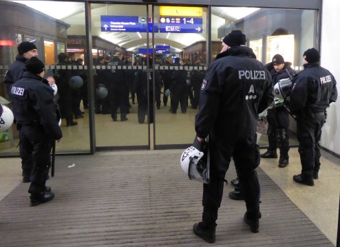 Der Bahnhof Dammtor zum Dag-Hammasköld- Platz war abgesperrt