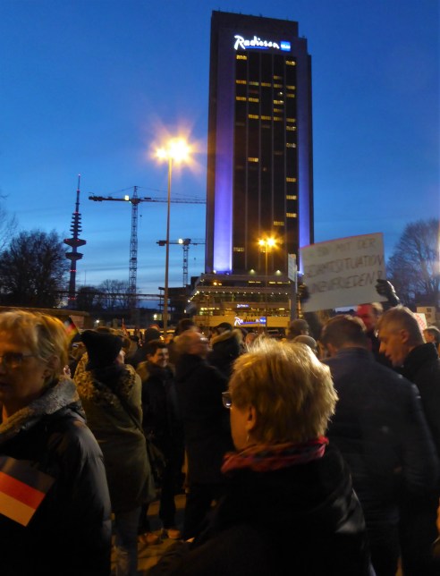 Im Hintergrund das in Sanierung befindliche Radisson