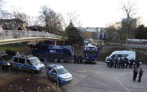 Wasserwerfer standen bereit